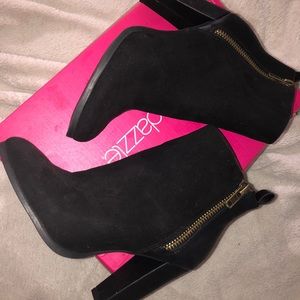 Black shoedazzle booties